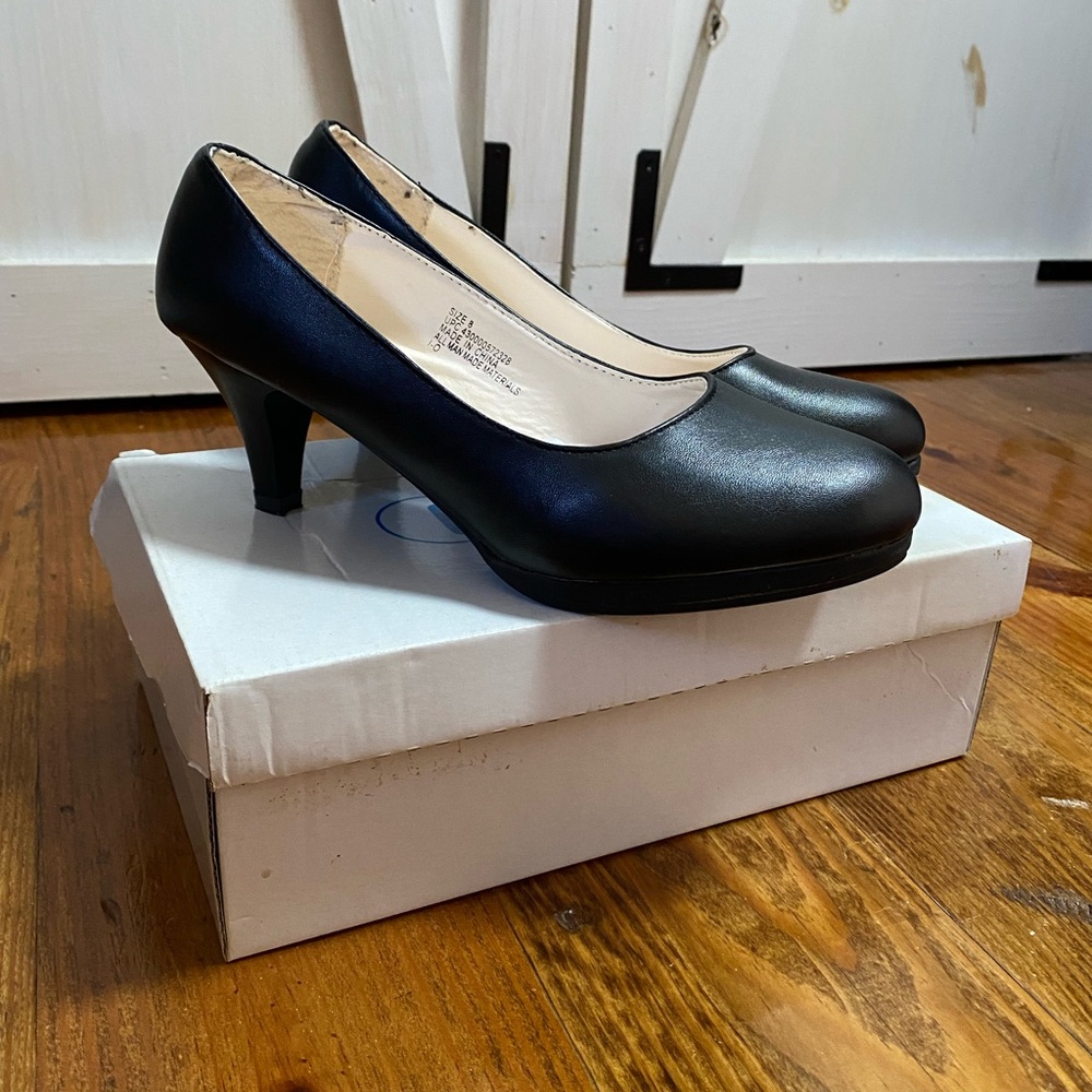 Enzo Black Rounded Toe Heels - Picture 3 of 8